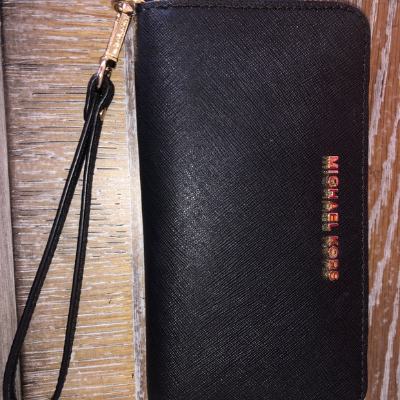 Michael Kors Handbags - Michael Kors wristlet wallet